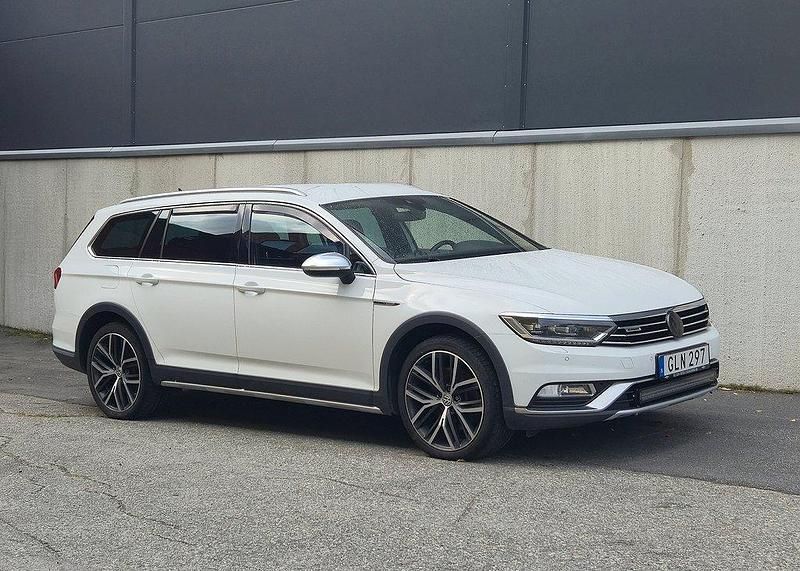 Vit Begagnad 2018 VW Passat Alltrack Kombi | 209 000 kr (Marknadspris) - Bild 1/4