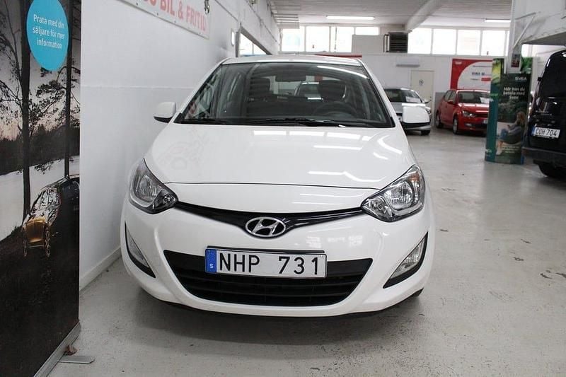 Begagnad Hyundai i20 Select 84 HK (61 kW) 2013 Vit Halvkombi