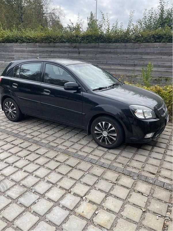Svart Begagnad 2010 Kia Rio 4 Halvkombi | 7 000 kr (Superpris) - Bild 1/4