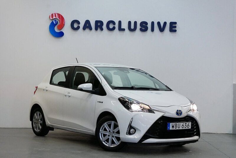 Vit Begagnad 2018 Toyota Yaris Hybrid Halvkombi | 109 900 kr (Marknadspris) - Bild 1/4