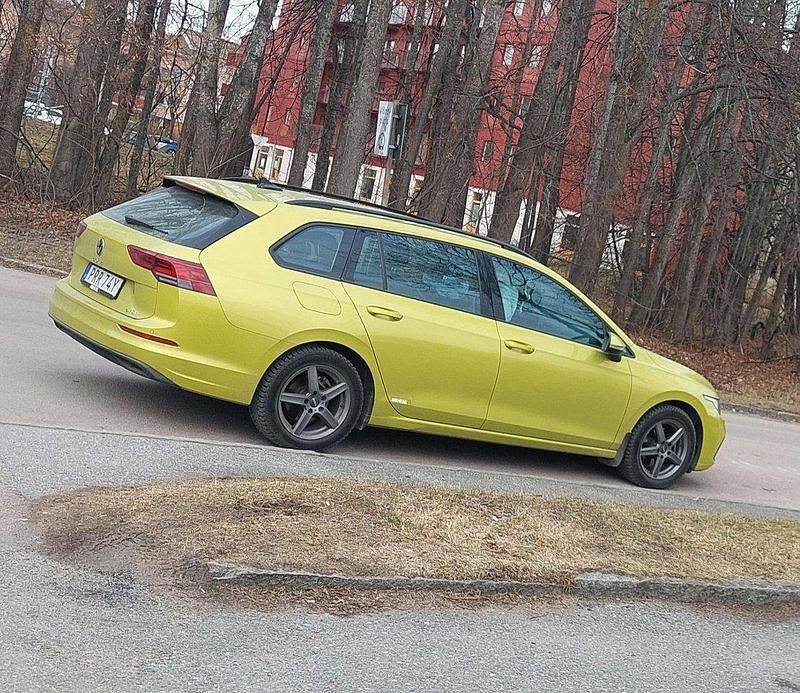 Begagnad VW Golf VIII 131 HK (96 kW) 2021 Gul Kombi