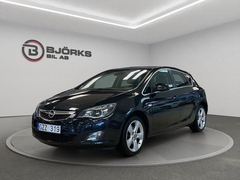 Svart Begagnad 2012 Opel Astra Enjoy Halvkombi | 58 500 kr (Marknadspris) - Bild 1/4