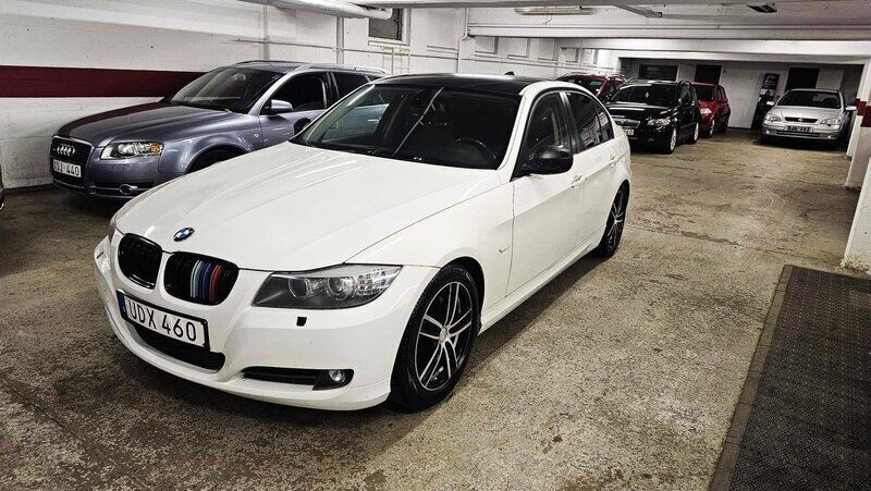 Vit Begagnad 2009 BMW 320 Comfort Edition Sedan | 54 900 kr (Bra pris) - Bild 1/4