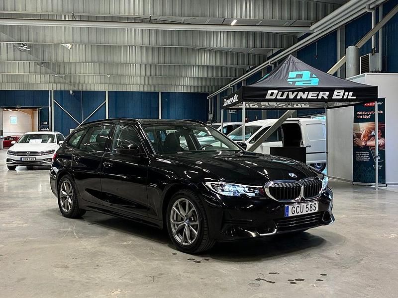 Begagnad BMW 330e Sport Line 292 HK (214 kW) 2021 Svart Kombi