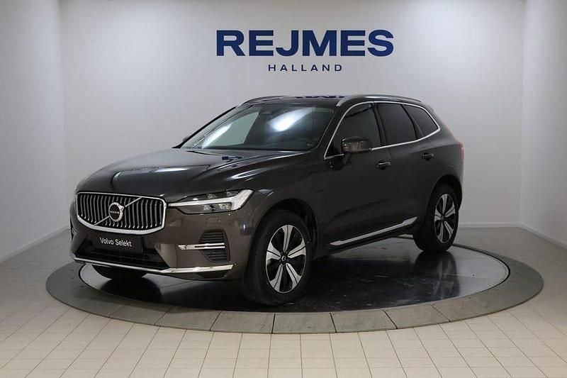 Grå Begagnad 2025 Volvo XC60 Core SUV | 509 500 kr (Marknadspris) - Bild 1/4