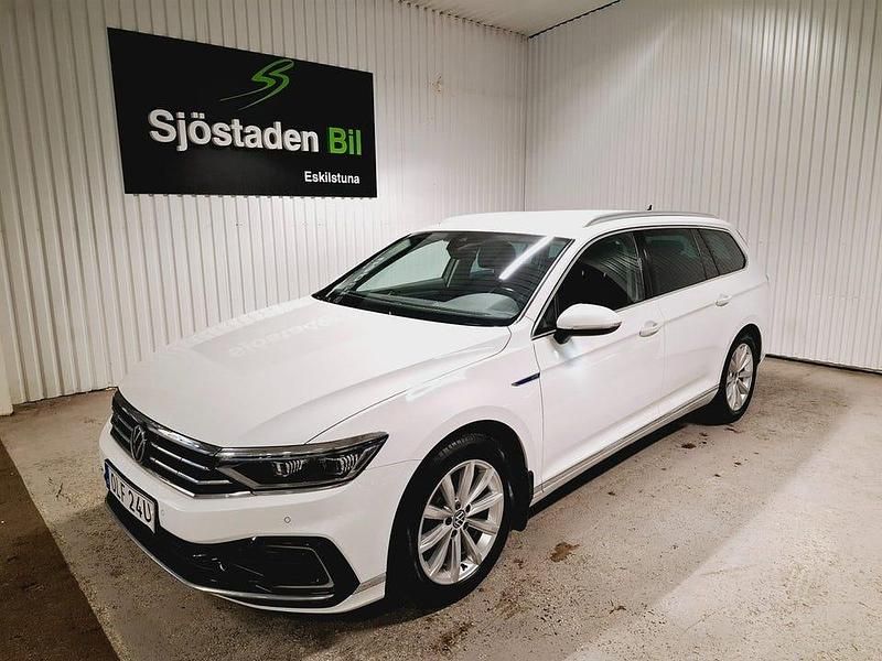 Vit Begagnad 2021 VW Passat GTE Kombi | 274 900 kr (Lite dyr) - Bild 1/4