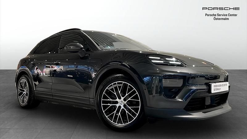 Grå Begagnad 2025 Porsche Macan 4 Electric SUV | 855 000 kr - Bild 1/4