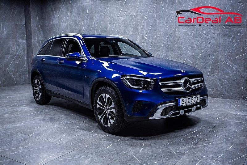 Blå Begagnad 2020 Mercedes GLC300e SUV | 259 800 kr (Marknadspris) - Bild 1/4