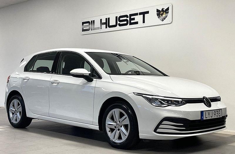 Vit Begagnad 2022 VW Golf VIII Halvkombi | 219 900 kr (Marknadspris) - Bild 1/4