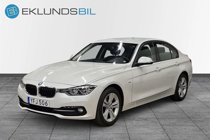 Vit Begagnad 2016 BMW 318 Sport Line Sedan | 169 900 kr (Marknadspris) - Bild 1/4