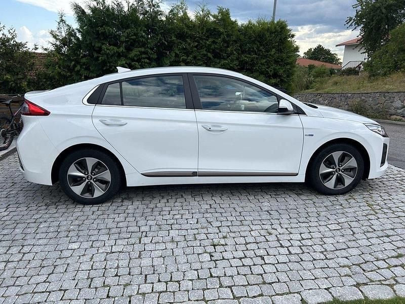 Vit Begagnad 2019 Hyundai Ioniq Eco Sedan | 145 000 kr (Bra pris) - Bild 1/4