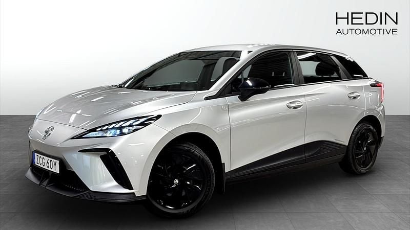 Grå Begagnad 2023 MG MG4 EV Halvkombi | 259 900 kr (Marknadspris) - Bild 1/4