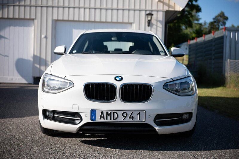 Vit Begagnad 2014 BMW 118 Sport Line Halvkombi | 95 000 kr (Superpris) - Bild 1/4