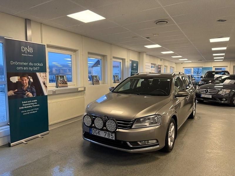 Brun Begagnad 2013 VW Passat Kombi | 89 900 kr (Marknadspris) - Bild 1/4