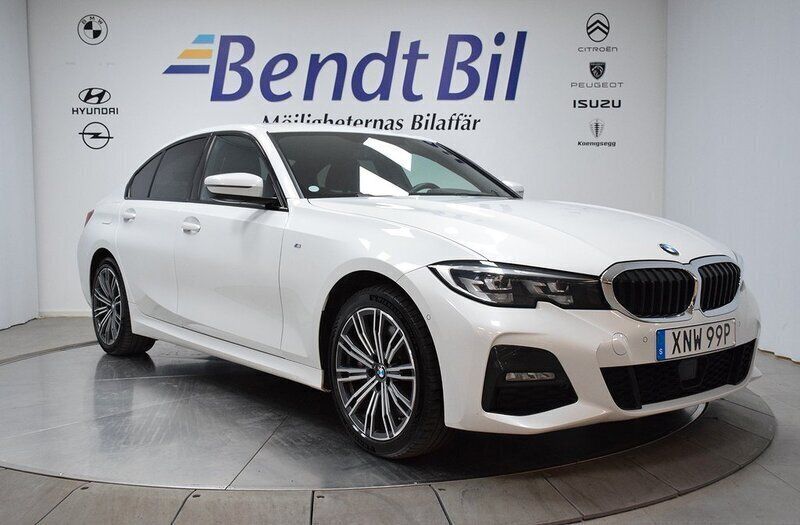 Grå Begagnad 2020 BMW 330e M Sport Sedan | 294 500 kr (Marknadspris) - Bild 1/3