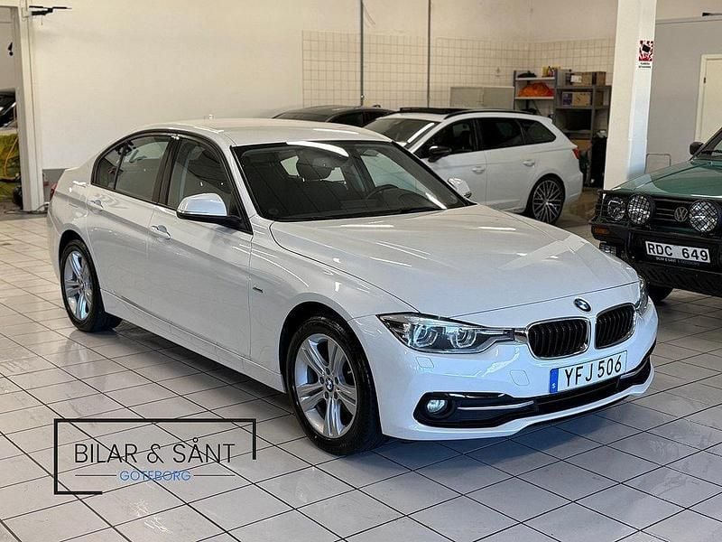 Vit Begagnad 2016 BMW 318 Sport Line Sedan | 169 900 kr (Lite dyr) - Bild 1/4