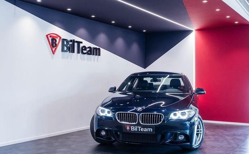 Svart Begagnad 2016 BMW 520 M Sport Sedan | 159 900 kr (Marknadspris) - Bild 1/4