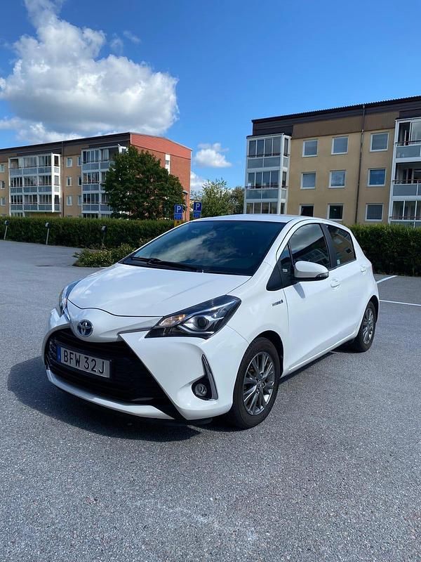 Begagnad Toyota Yaris Hybrid 101 HK (74 kW) 2020