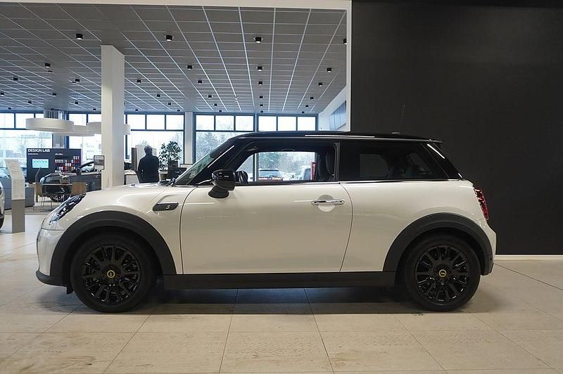 Begagnad Mini Cooper Essential 130 kW (177 HK) 2022 Nanuq white Halvkombi