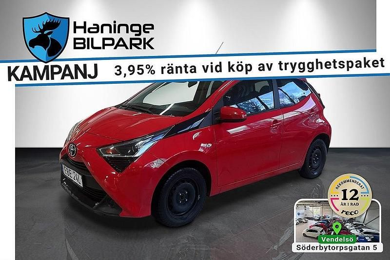 Begagnad Toyota Aygo X-play 72 HK (52 kW) 2020 Röd Halvkombi