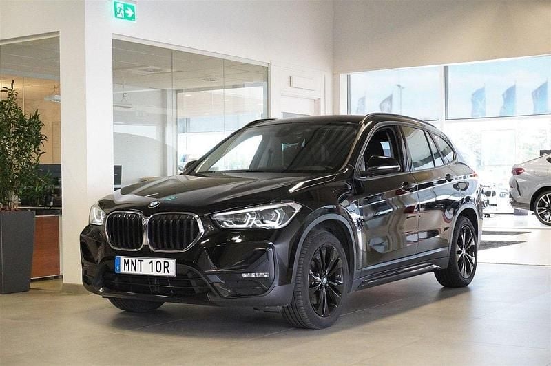 Svart Begagnad 2021 BMW X1 Sport Line SUV | 329 800 kr (Marknadspris) - Bild 1/4