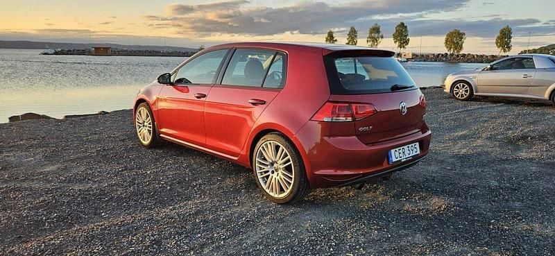 Röd Begagnad 2013 VW Golf VII Halvkombi | 69 000 kr (Dyr) - Bild 1/4