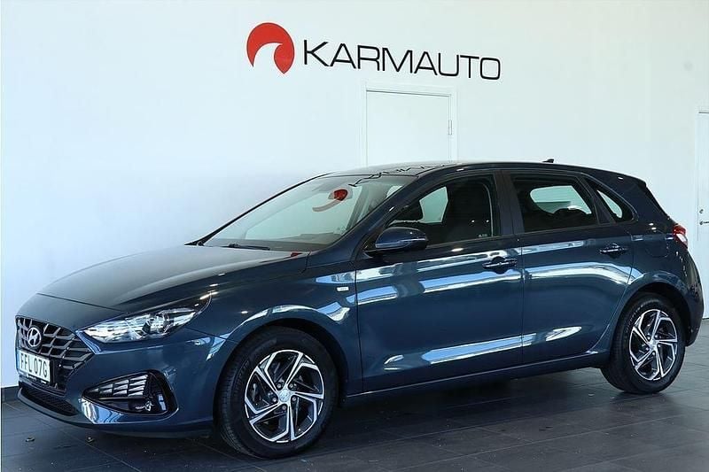 Blå Begagnad 2022 Hyundai i30 Essential Halvkombi | 192 800 kr (Marknadspris) - Bild 1/4