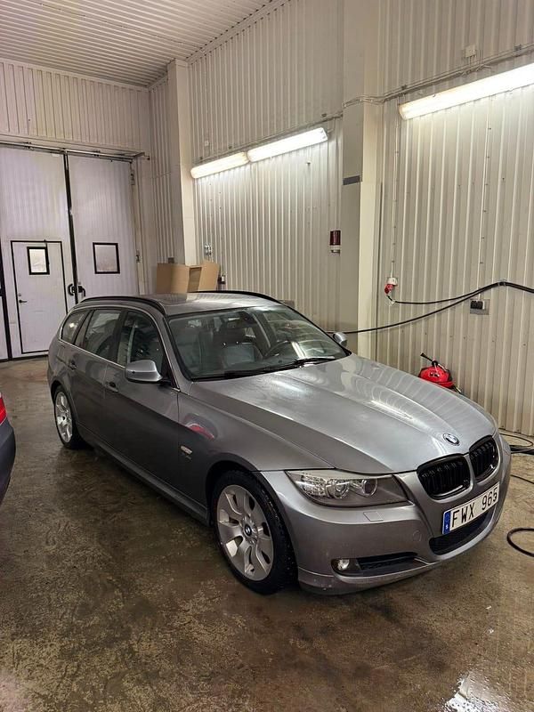 Begagnad 2011 BMW 330 Kombi | 66 000 kr (Marknadspris) - Bild 1/4
