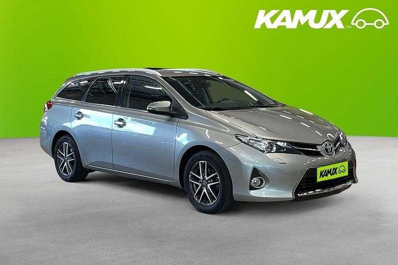 Ljusgrå (grå) Begagnad 2015 Toyota Auris Touring Sports Edition Kombi | 149 800 kr (Marknadspris) - Bild 1/3