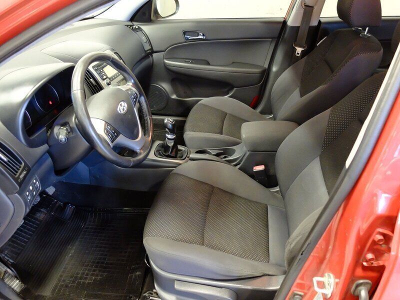 Begagnad Hyundai i30 116 HK (85 kW) 2010 Mörkröd Kombi
