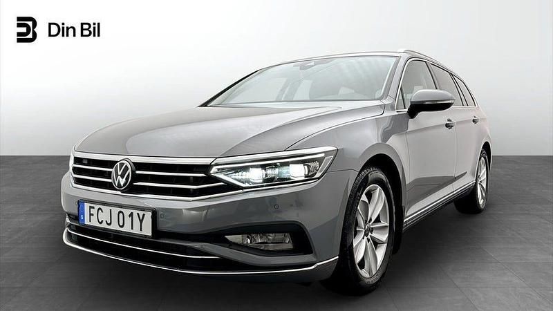 Grå (moonstone grey) Begagnad 2023 VW Passat Kombi | 339 900 kr (Marknadspris) - Bild 1/4