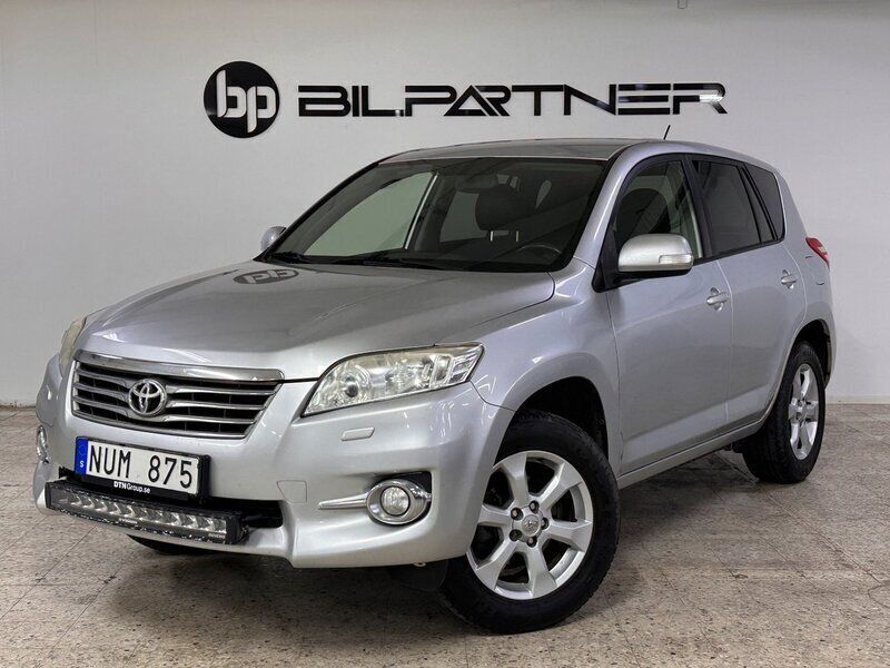 Silver Begagnad 2011 Toyota RAV4 Multidrive S SUV | 109 900 kr (Marknadspris) - Bild 1/4