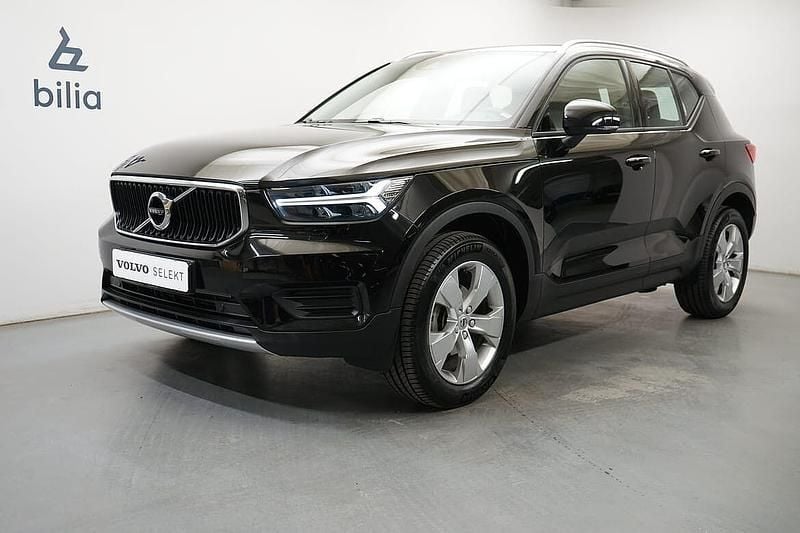 Svart Begagnad 2022 Volvo XC40 Momentum SUV | 259 900 kr (Marknadspris) - Bild 1/3