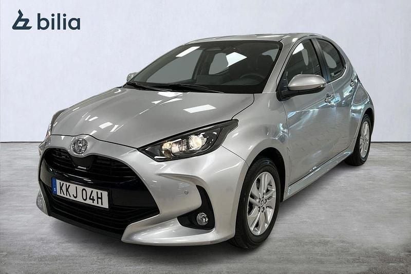 Silver Begagnad 2025 Toyota Yaris Hybrid Active Halvkombi | 259 900 kr (Marknadspris) - Bild 1/4