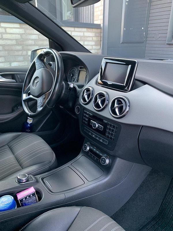 Grå Begagnad 2014 Mercedes B180 Minibuss | 115 000 kr (Superpris) - Bild 1/4