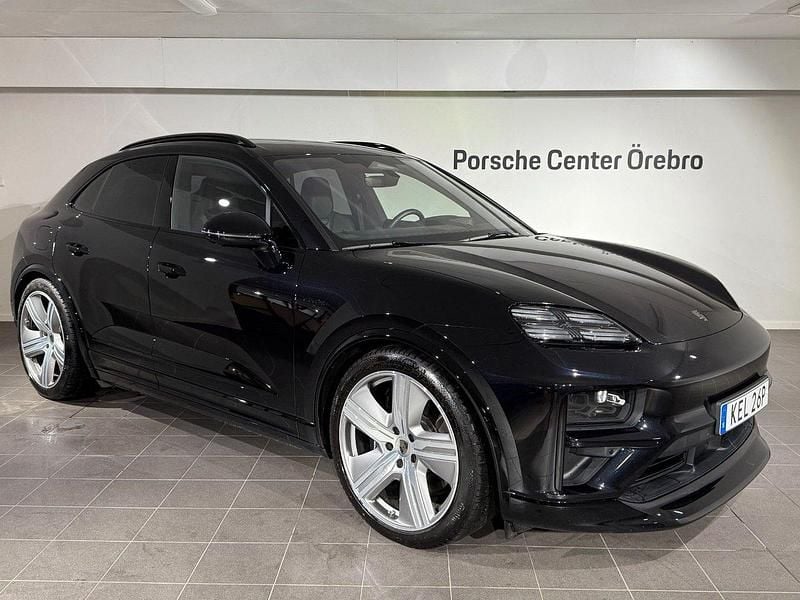 Svart (jet black metallic) Begagnad 2024 Porsche Macan Turbo SUV | 1 249 000 kr (Marknadspris) - Bild 1/4