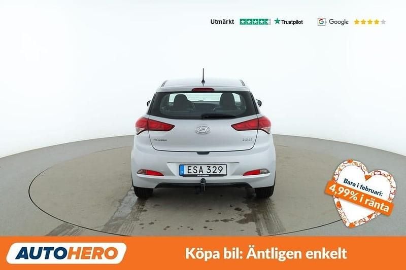 Begagnad Hyundai i20 Comfort 84 HK (61 kW) 2014 Silver Halvkombi