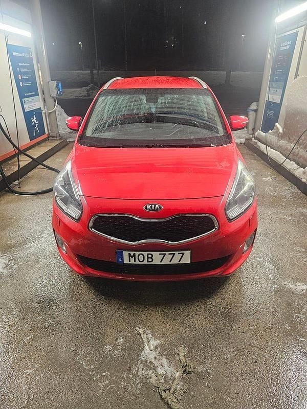 Begagnad Kia Carens 115 HK (84 kW) 2015 Röd Minibuss