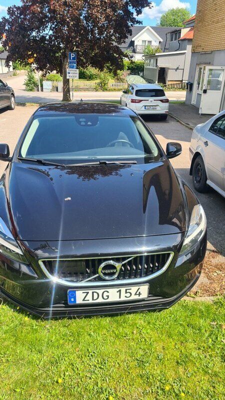 Svart Begagnad 2018 Volvo V40 Momentum Kombi | 159 000 kr (Bra pris) - Bild 1/4