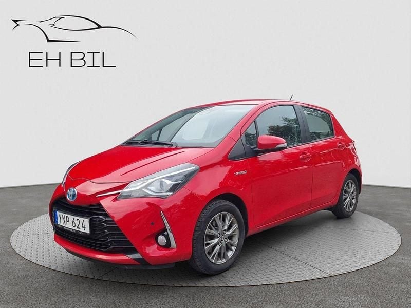 Röd Begagnad 2017 Toyota Yaris Hybrid Active Halvkombi | 99 900 kr (Bra pris) - Bild 1/4