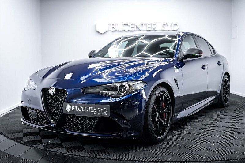Blå Begagnad 2016 Alfa Romeo Giulia Quadrifoglio Sedan | 599 900 kr (Marknadspris) - Bild 1/4
