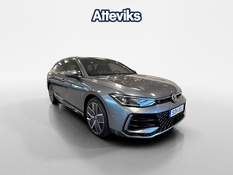 Grå Ny 2026 VW Passat Kombi | 564 600 kr (Marknadspris) - Bild 1/4