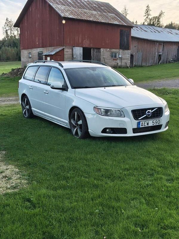 Vit Begagnad 2008 Volvo V70 Momentum Kombi | 29 000 kr (Bra pris) - Bild 1/4