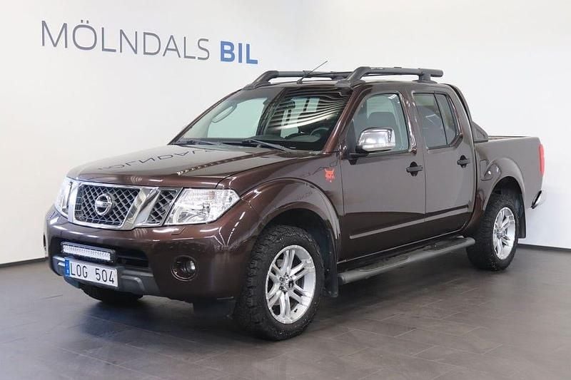Mörkbrun (brun metallic) Begagnad 2011 Nissan Navara Pickup | 99 900 kr (Marknadspris) - Bild 1/4