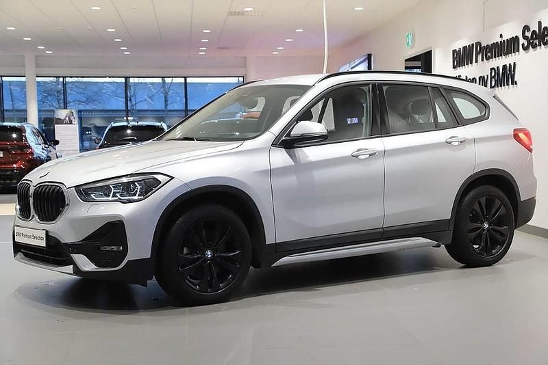 Silver Begagnad 2020 BMW X1 Sport Line SUV | 275 000 kr (Marknadspris) - Bild 1/3
