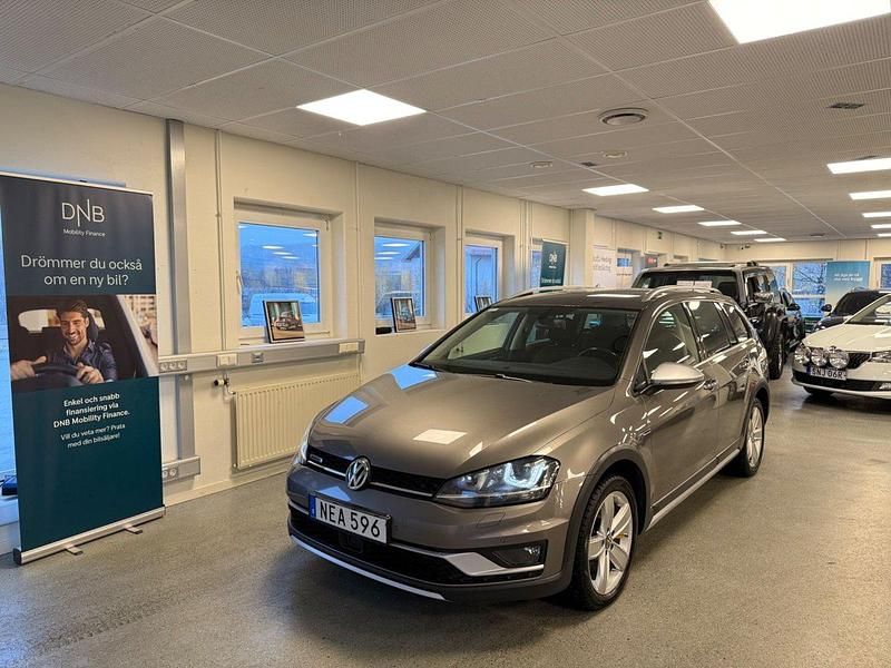 Grå Begagnad 2016 VW Golf Alltrack Kombi | 154 900 kr (Marknadspris) - Bild 1/4