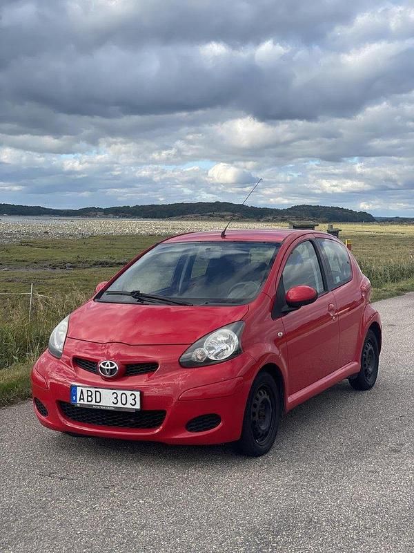 Röd Begagnad 2010 Toyota Aygo Halvkombi | 35 000 kr (Marknadspris) - Bild 1/4