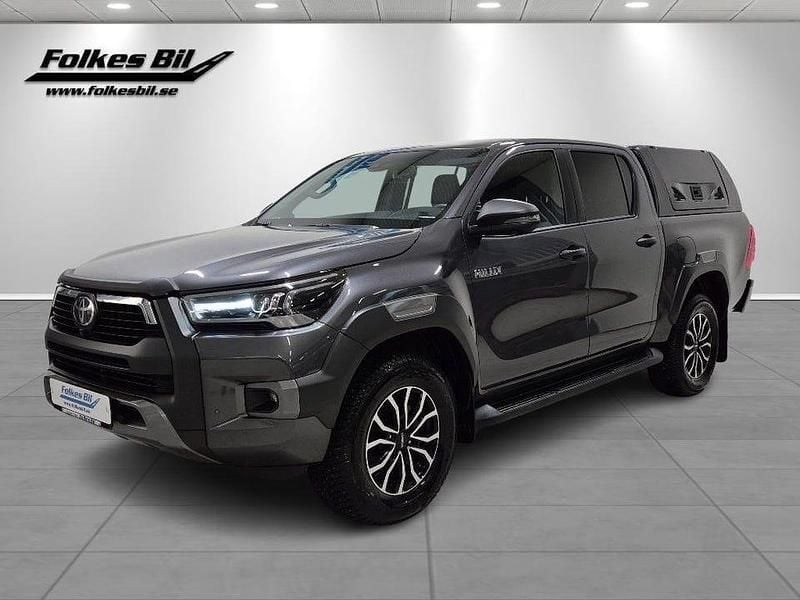 Grå Begagnad 2024 Toyota HiLux Pickup | 749 000 kr - Bild 1/4