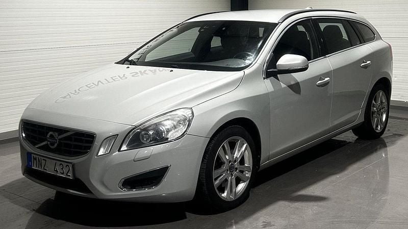 Vit Begagnad 2011 Volvo V60 Momentum Kombi | 79 900 kr (Bra pris) - Bild 1/4