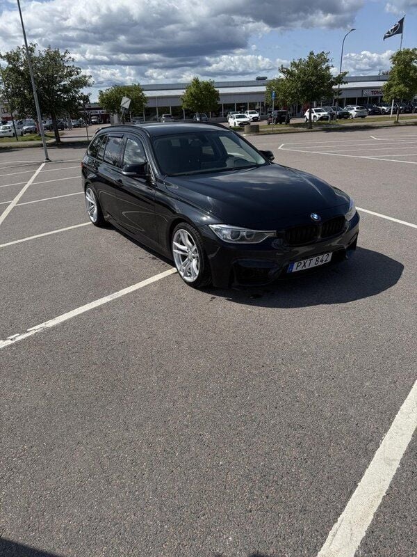 Svart Begagnad 2015 BMW 320 Sport Line Kombi | 130 000 kr (Bra pris) - Bild 1/4